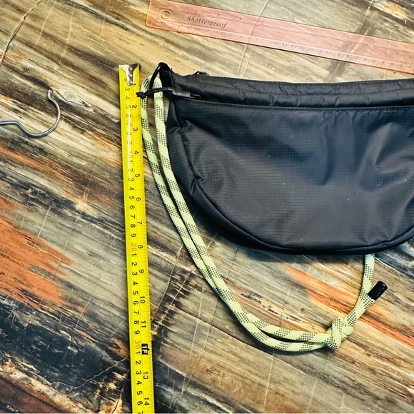 Vans Belay Crescent Bag Purse Black Crossbody Bag with Adjustable Strap - Picture 10 of 11